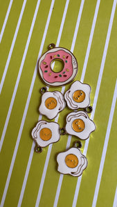Dona y huevos fritos charms
